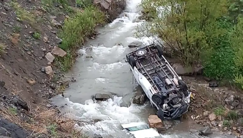 Hakkari'de Çalışanları Taşıyan Minibüs Devrildi: Acı Kaza Detayları