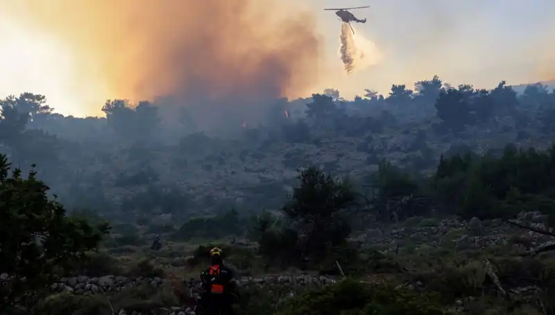 Eğriboz Adası’nda Dev Yangın: İki Köy Güvenlik İçin Tahliye Edildi!