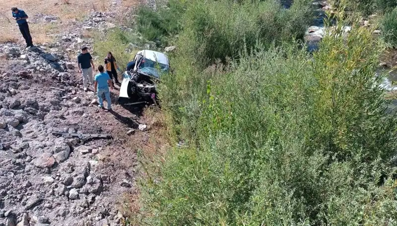 Sivas'ta Otomobil Dere Yatağına Uçtu: Üzücü Kazada İki Can Gitti