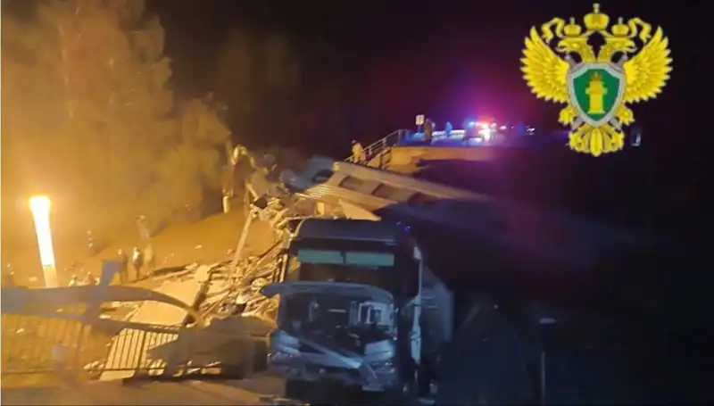 Rusya'daki Köprü Çökmeleri: Trenin Üzerine Düştü, Ağır Yaralılar Var