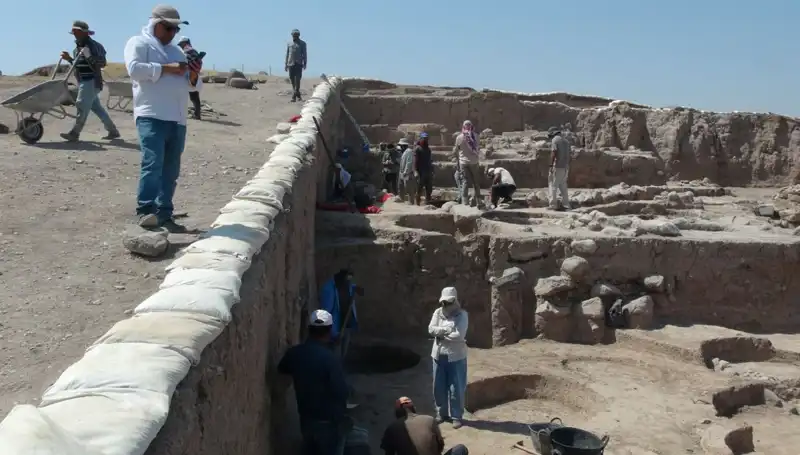 Oylum Höyük'te Kazılar Sıcak Havaya Rağmen Devam Ediyor: Tarihin İzleri Ortaya Çıkıyor