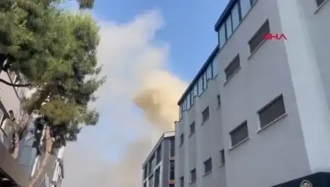 İstanbul’da 4 Katlı İş Merkezinde Yangın: Alarm Durumu ve Müdahaleler Devam Ediyor