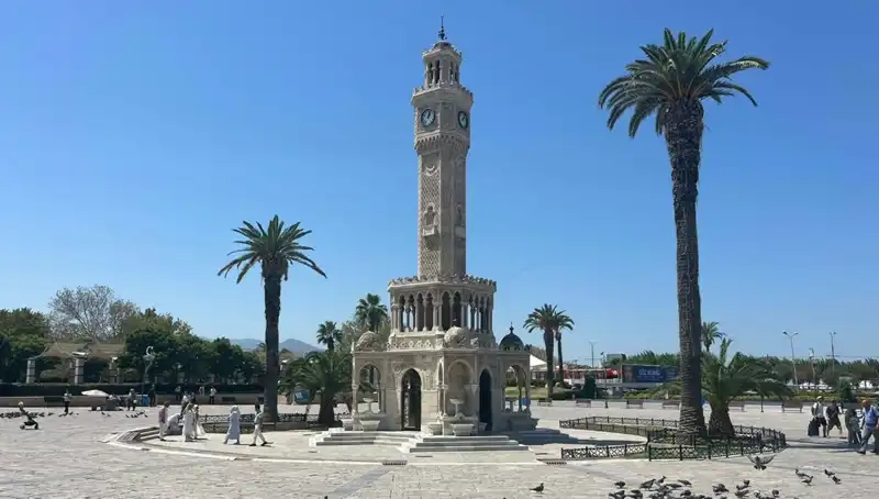 İzmir Sıcak Hava Dalgasıyla Savaş Halinde: Meydanlar Terk Edildi!