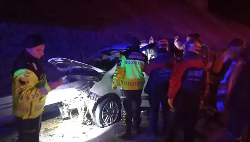Bariyer Otomobile Saplanarak Dehşet Saçtı: Dört Yaralı!