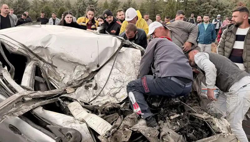 TIR ile Çarpışan Otomobil: Kağıt Gibi Ezildi, Tüyler Ürperten Kaza!