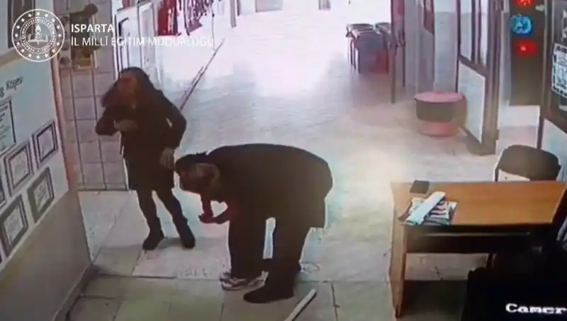 Öğretmenin Cesareti: Heimlich Manevrası ile Öğrencisini Hayata Döndürdü