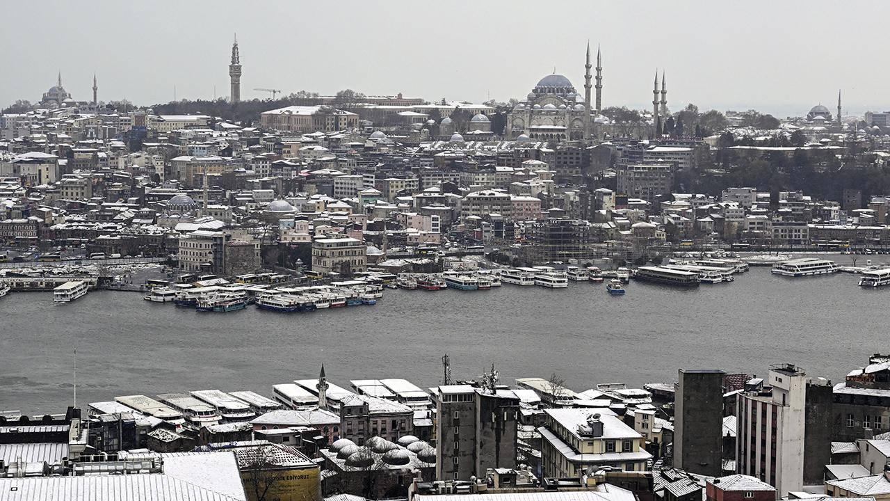 İstanbul'u beyaza bürüyen kar yağışı etkisini sürdürüyor