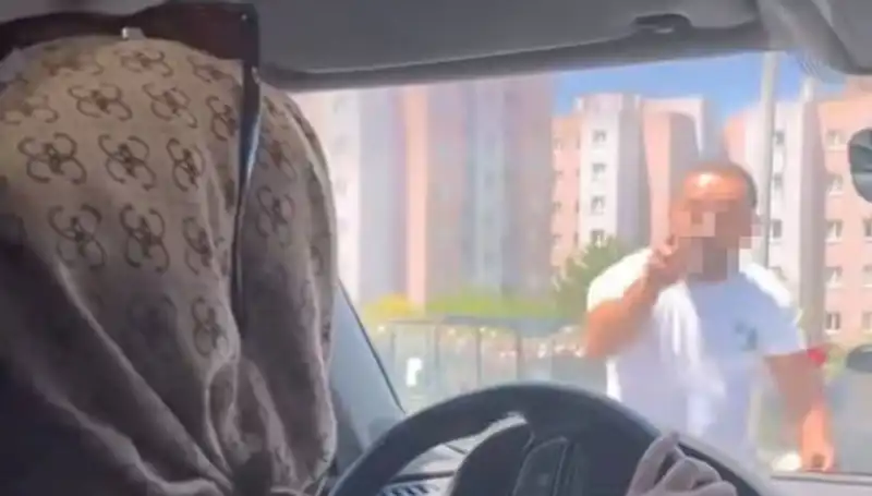Trafikte Dehşet Anları: Aracın Camını Yumruklayan Sürücüleri Şok Etti