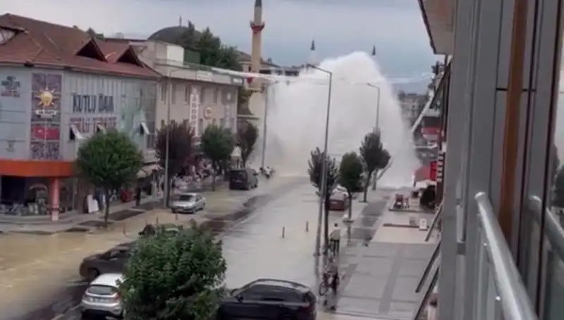 İçme Suyu Hattı Patladı: Şehirde Su Fışkırma Alarmı!