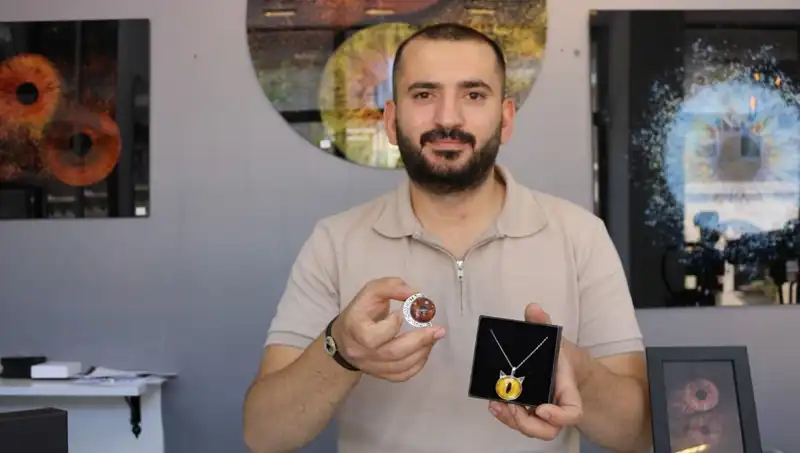 İris Fotoğraflarıyla Sanat Yaratan Yetenekli Sanatçı Kendini Nasıl İfade Ediyor?