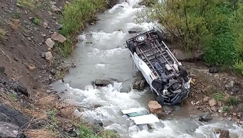 Hakkari'de Minibüs Devrildi: İki Ölü, Üç Yaralı Can Pazarı Alarmı!