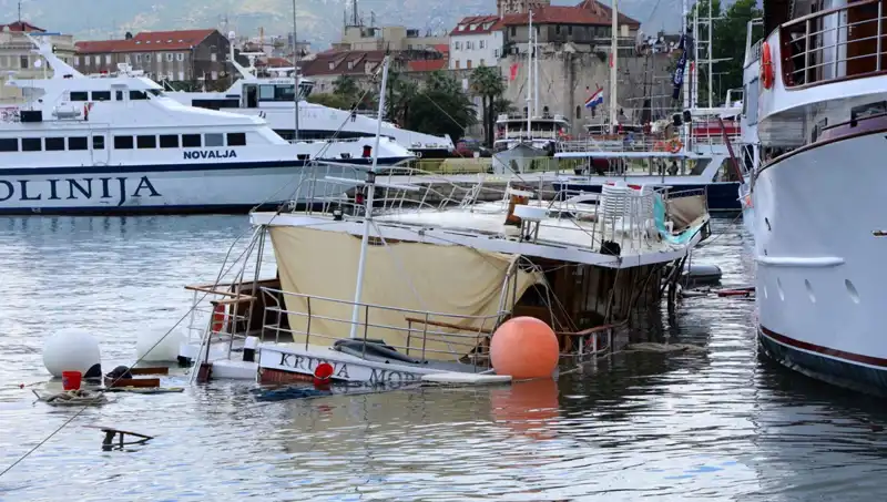 Hırvatistan'daki Şiddetli Fırtına Feribotu Batırdı: Korkunç Görüntüler Ortaya Çıktı