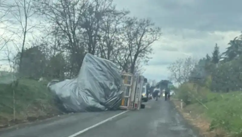 Tekirdağ’da Saman Yüklü TIR Devrildi: Kaza Sonrası Bir Yaralı