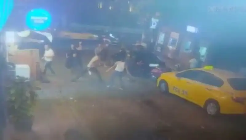 Beyoğlu'nda Gece Yarısı Şiddet: Laf Atma Kavgasında Kan Aktı