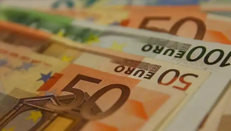 Euro Düşüşe Geçti: Ekonomistler Nedenlerini ve Sonuçlarını Tartışıyor