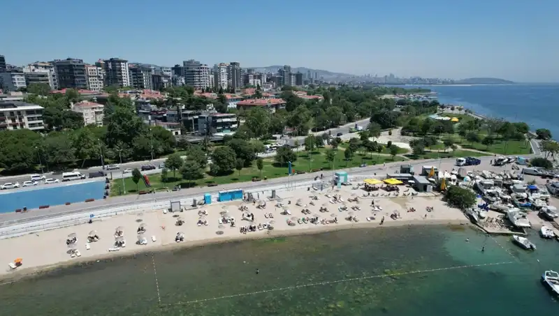 İstanbul’da Sıcak Hava Dalgası: Caddebostan Sahili İnsanlarla Doldandı!