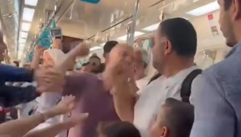 Marmaray'da Yolcular Arasında Korkunç Yumruklu Kavga: Güvenlik Sorunları Gündeme Geldi