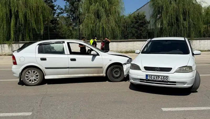 İki Otomobilin Korkunç Çarpışması: Yaralılar Hastaneye Kaldırıldı