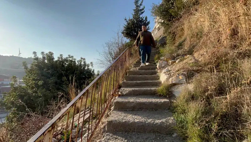 Uçurum Kenarında Hayat: Merdivenle Ulaşımın Zorlukları ve Güzellikleri