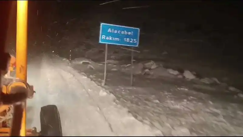 Antalya'da Nisan Ayında Nadir Görülen Kar Sürprizi Şaşırtıyor