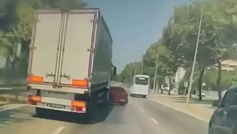 Bursa'da Penguen Gibi Kayarak Kaza Yapan Sürücü Şok Etti!