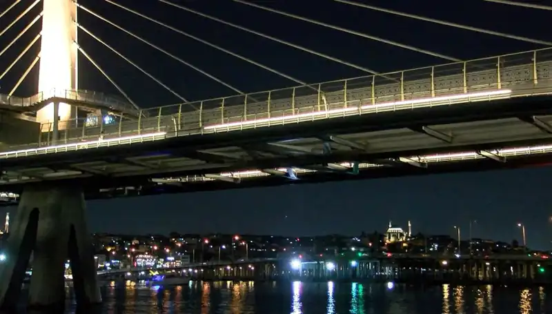 **Metro Köprüsünden Denize Düşen Kişi İçin Arama Kurtarma Çalışmaları Devam Ediyor**