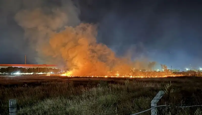 İzmir’de Gece Yarısı Yangın Paniği: Olay Yerinden İlk Görüntüler Geldi