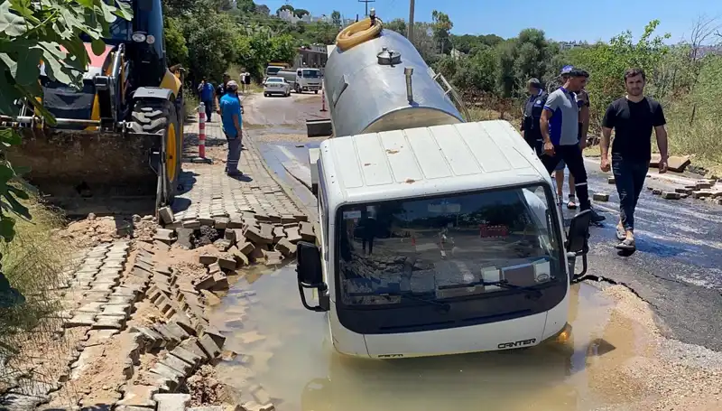 Bodrum'da Ana Su Hattında Patlama: Tanker Çukura Düştü!