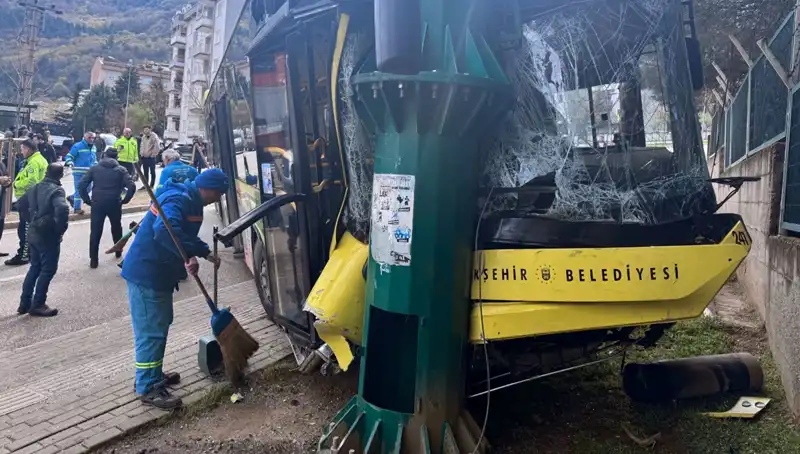 Bursa’da Belediyenin Otobüsüyle Kaza: 8 Kişi Yaralandı