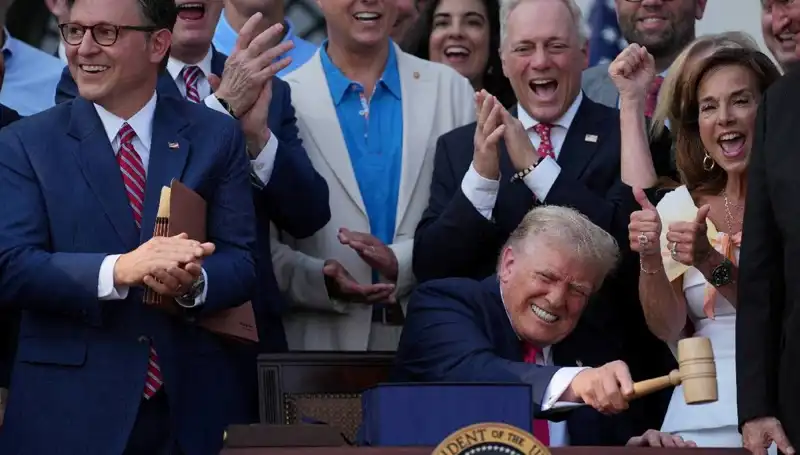 Trump, Ülke Tarihinde Bir Dönüm Noktası Olan "Büyük, Güzel Yasa Tasarısı"nı İmzaladı