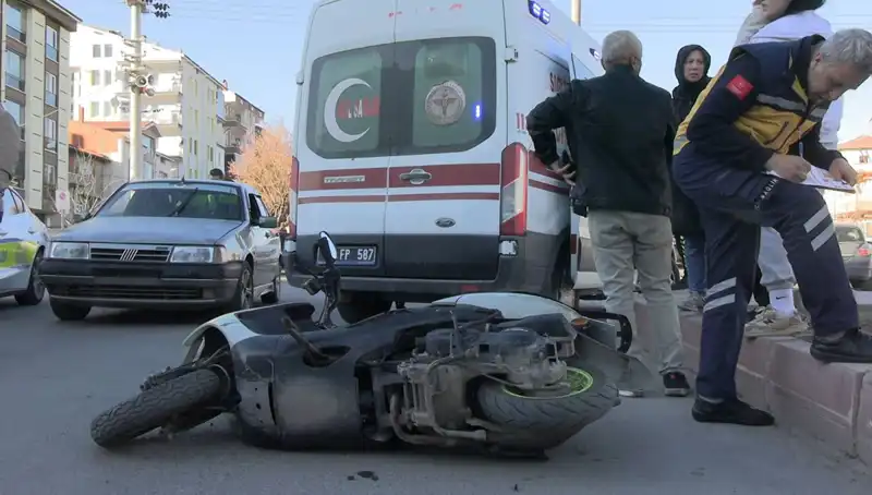 Tavşanlı'da Feci Trafik Kazası: İki Yaralı ve Araçlarda Büyük Hasar