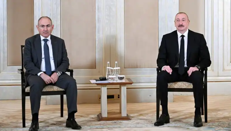 Aliyev ve Paşinyan, Abu Dabi’de Barış İçin Tarihi Buluşma Gerçekleştirdi