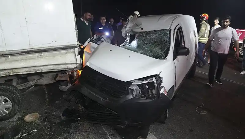 İstanbul'da Feci Kaza: Araçlar Çarpıştı, Üç Kişi Yaralandı!
