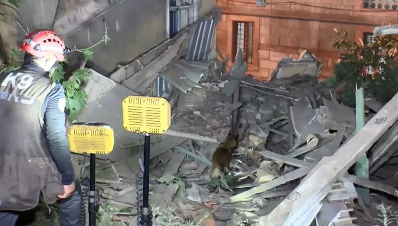 İstanbul'da Deprem Sonrası Hasar Alan Bina Çöktü: Detaylar Ortaya Çıktı