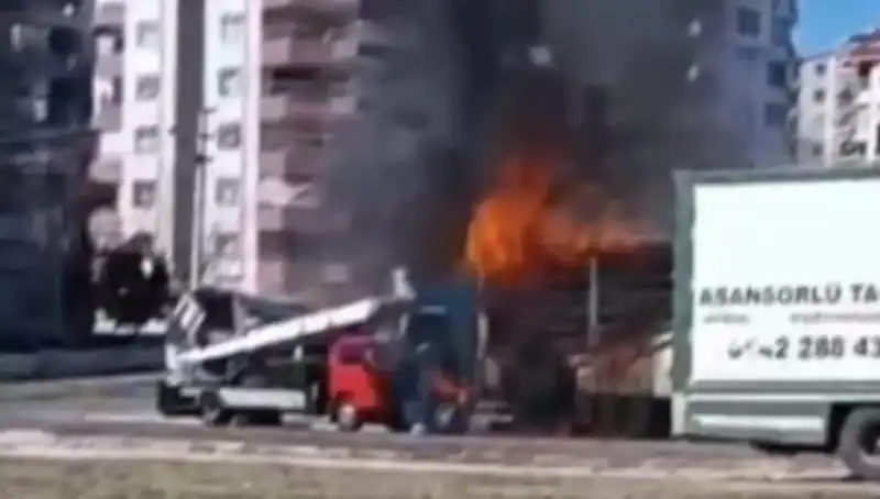 TIR'da Yangın İhbarı: Küle Dönen Araç Kaza Dolu Yolda Panik Yarattı