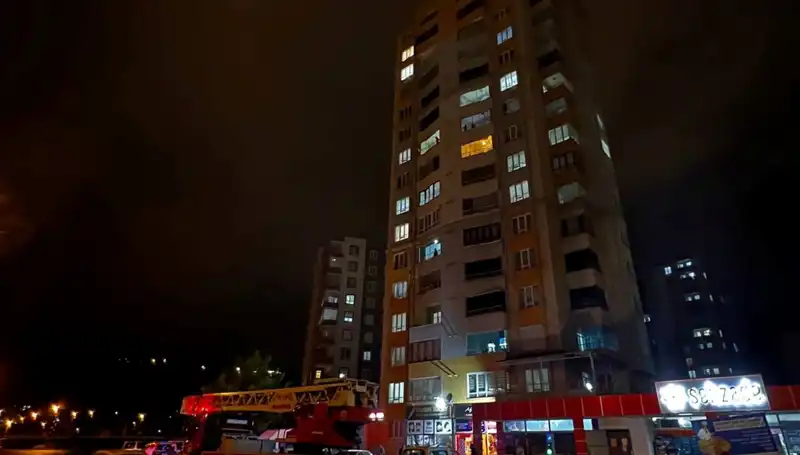 Yıldırım Düşmesiyle Apartmanın Çatısında Felaket: Olayın Tüm Detayları!