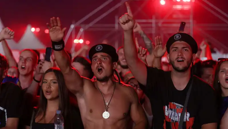 Thompson'un Konserinde Nazi Selamı Skandalı: Kültürel Duyarlılık Sınavı