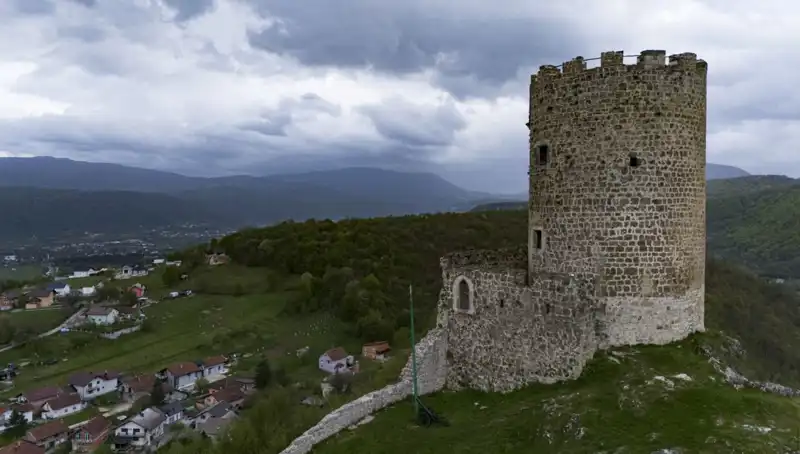 Sokolac Kalesi: Bosna Hersek’in Tarihine Işık Tutan Zamana Dirençli Yapı