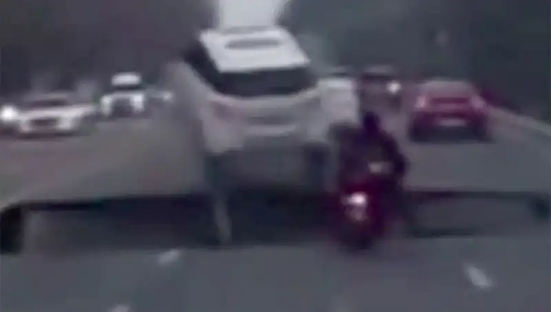Güney Kore'de Otoyolda Oluşan Dev Çukur Motosikleti Yuttu: Olay Dehşete Düşürdü