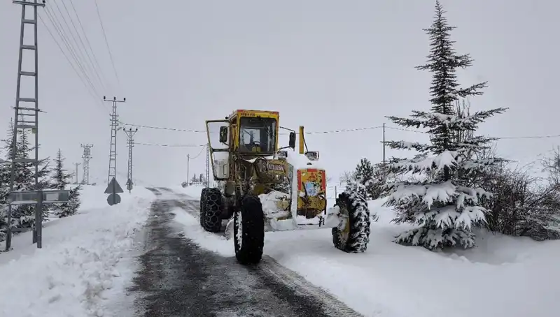 Kayseri'de Kış Şartları: Kardan Kapanan Yollar Tek Tek Açılıyor