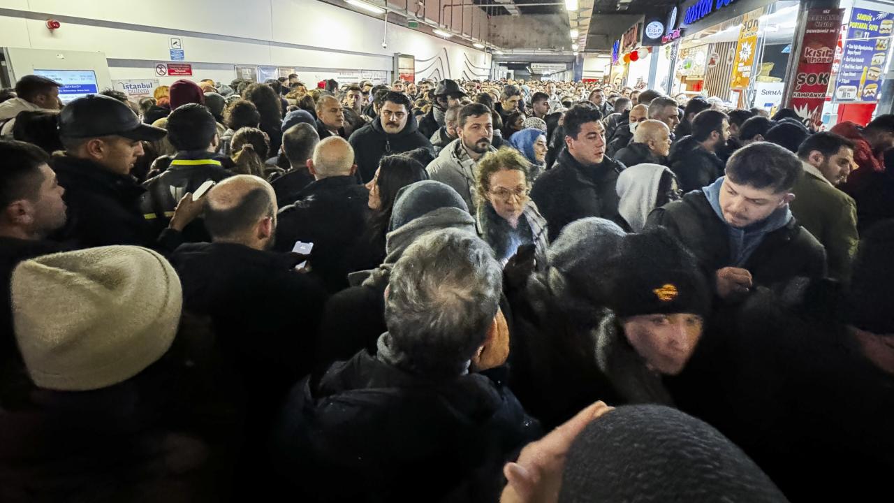 İstanbul'da Kar Yağışı Ulaşımı Felç Etti