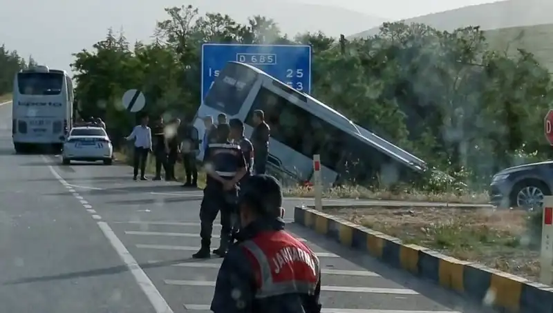 Isparta'da Tur Otobüsü ile Yolcu Otobüsü Çarpıştı: Çok Sayıda Yaralı Var!