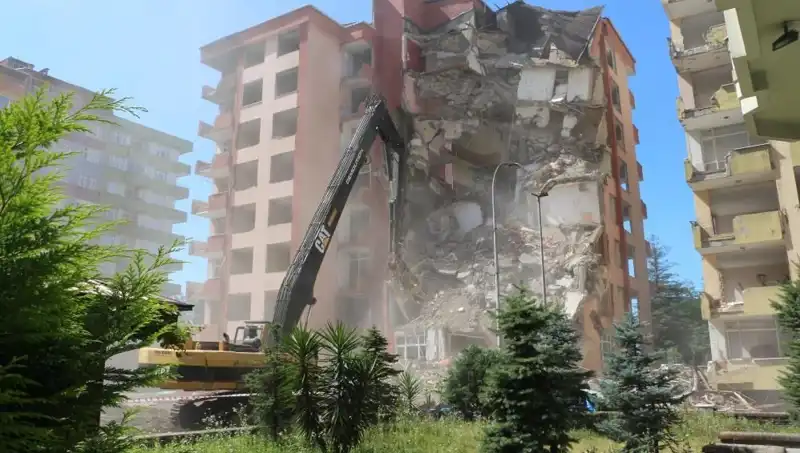 Deprem Değil, Dalgalar: İki Bina Yıkılıyor, Nedenini Öğrenin!