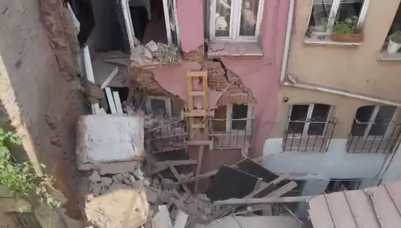 İstanbul'da Üç Katlı Binanın Balkonu Düştü, Olay Anı Kameralara Yansıdı