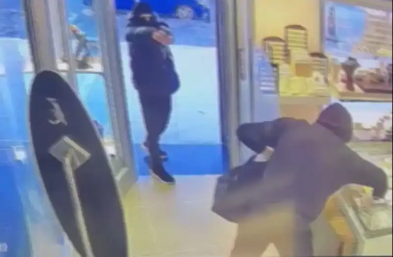 Ümraniye’de Maskeli Silahlı Soygun Girişimi: Olay Anı Kameralara Yansıdı