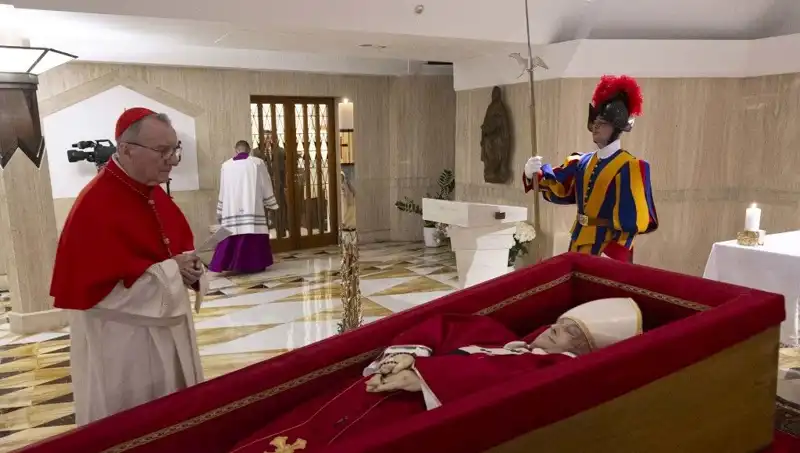 Papa'nın Tabuttaki Fotoğrafları Yayınlandı: Duygusal Anlar ve Anma Töreni