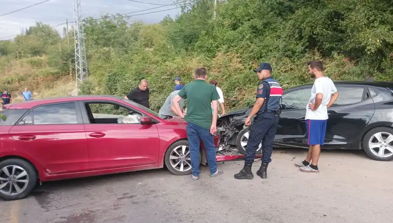 Karamürsel'de Feci Kaza: Otomobiller Çarpıştı, Dört Yaralı Var!