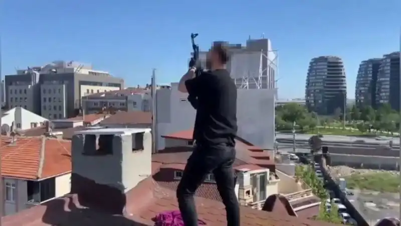 İstanbul'da Gerilim Dolu Operasyon: Çatıda Saklanan Silahların Peşine Düştü Polis!