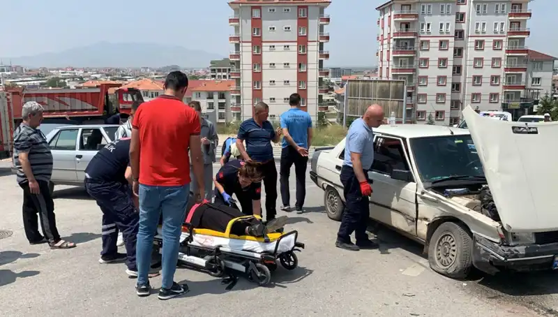 Kavşakta Feci Kaza: İki Kişi Yaralandı, Gözaltına Alınan Sürücü Olayın Merkezinde