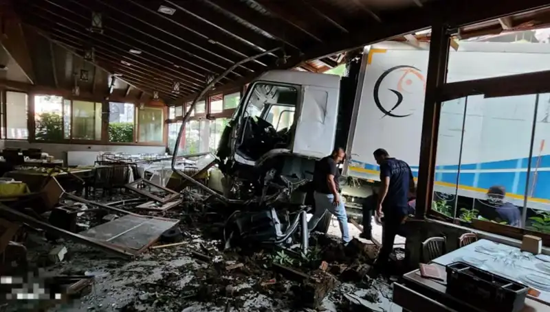 Freni Boşalan Kamyon Restorana Girdi: Şans Eseri Can Kaybı Olmadı
